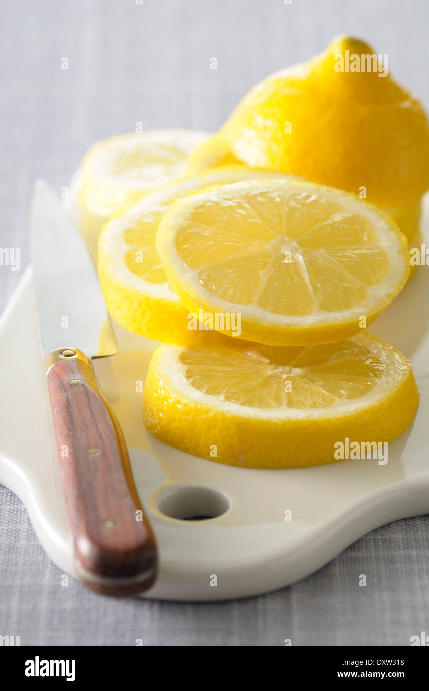 Trancher un citron Banque D'Images