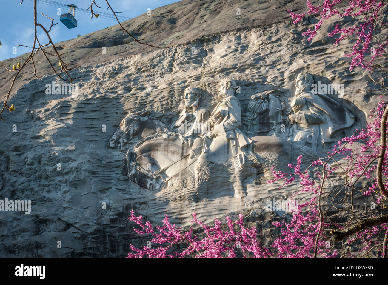 Matin tôt au printemps à Stone Mountain Park avec memorial carving, rose des fleurs, et Skyride à Atlanta, Géorgie. Banque D'Images