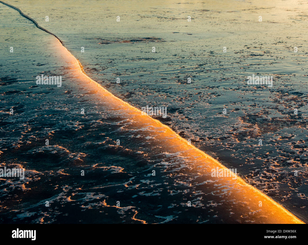 Fissure dans la glace allumé par Sun Banque D'Images