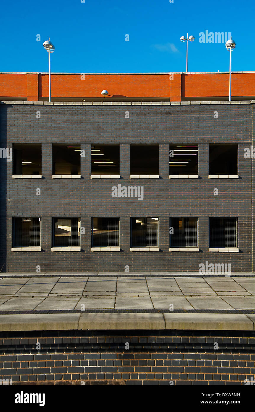 Résumé Vue d'un parking à côté de la gare de Moor Street à Birmingham, avec plates-formes ferroviaires en premier plan. Banque D'Images