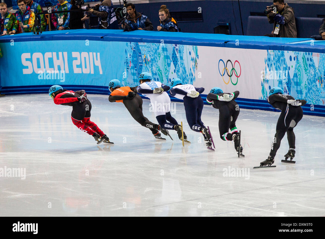 La concurrence dans le courte piste hommes demi-finales du 1 500 m aux Jeux Olympiques d'hiver de Sotchi en 2014, Banque D'Images