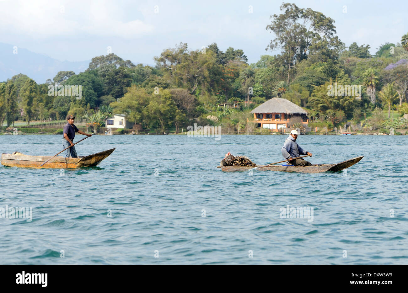 Deux hommes cayucos pagaie sur le lac Atitlan. Banque D'Images