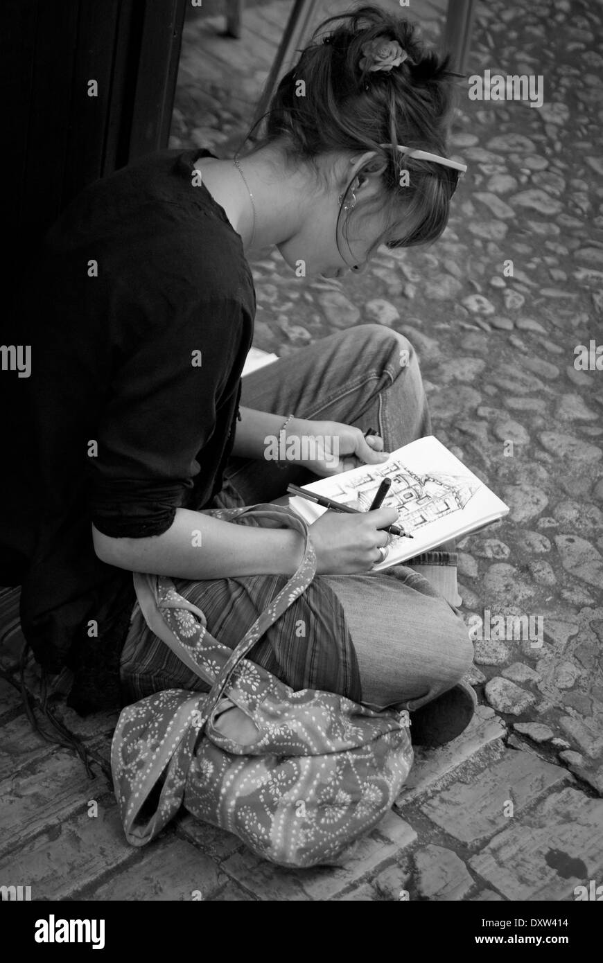 Une fille dessiner une image d'un bâtiment historique à Sarlat la Caneda Banque D'Images