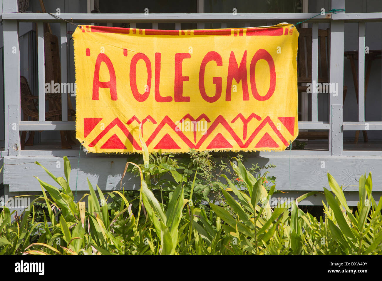 A'OGM ole bannière sur porche balustrade de maison à (A'Hanalei Ole est pas en langue hawaiienne) Banque D'Images
