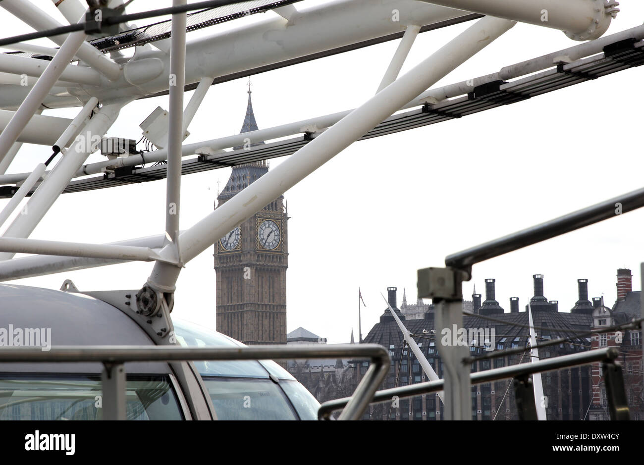 London Eye et Big Ben Banque D'Images