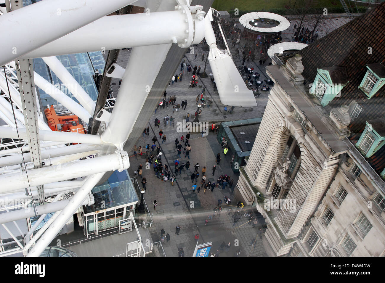 London Eye et les touristes Banque D'Images