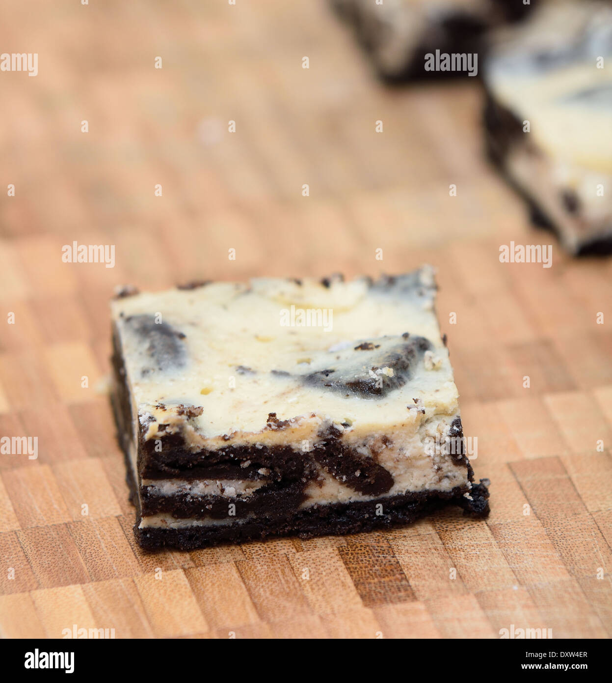 La Paix De Gateau Au Fromage Avec De La Base De Biscuit Oreo Sur La Plaque De Bois Photo Stock Alamy La Paix De Gateau Au Fromage Avec De La Base De Biscuit Oreo Sur La Plaque De Bois Photo Stock Alamy