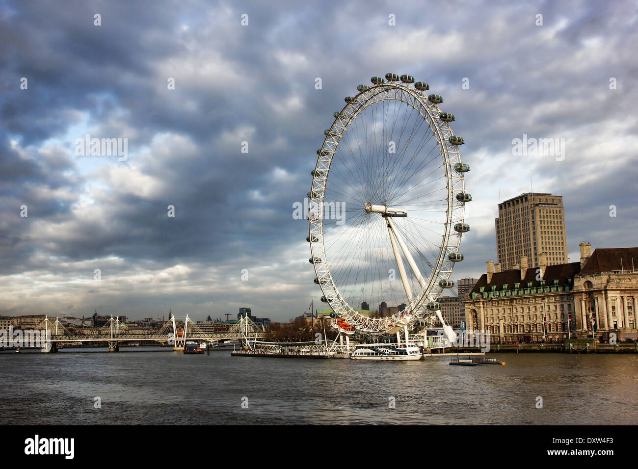 London Eye à Londres contre une ville ciel du soir Banque D'Images