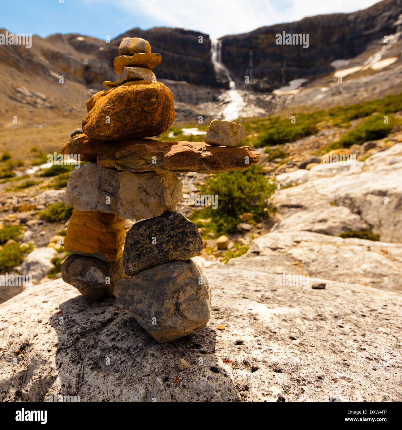 Inukshuk sur un rocher à la cascade de la Colombie-Britannique Banque D'Images