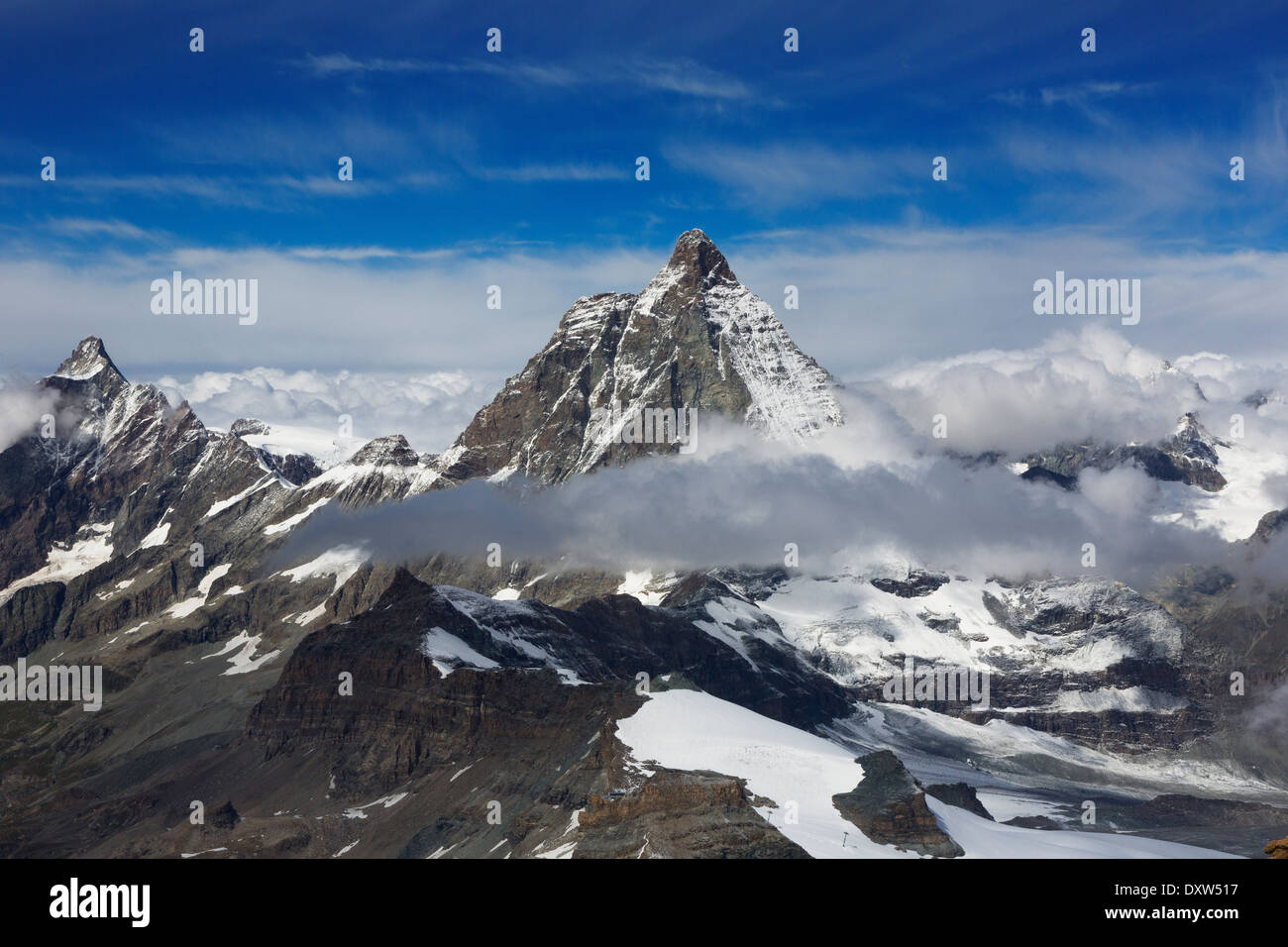 Ciel bleu et nuages, Matterhorn Glacier Paradise Peak vu depuis dans les Alpes Suisses près de Zermatt, Suisse Banque D'Images