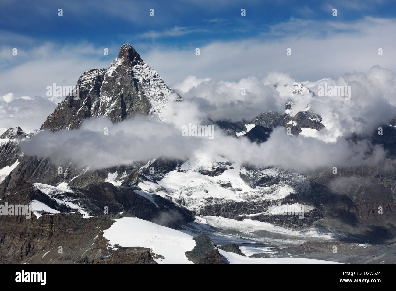 Ciel bleu et nuages bas vue du Matterhorn Glacier Paradise de pointe dans les Alpes suisses, près de la ville de Zermatt Banque D'Images
