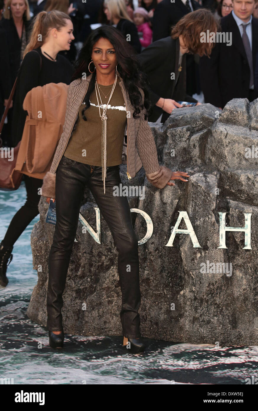 Londres, Royaume-Uni, le 31 mars 2014 Sinitta arrive à la première UK de 'Noah' à l'Odeon Leicester Square Crédit : MRP/Alamy Live News Banque D'Images