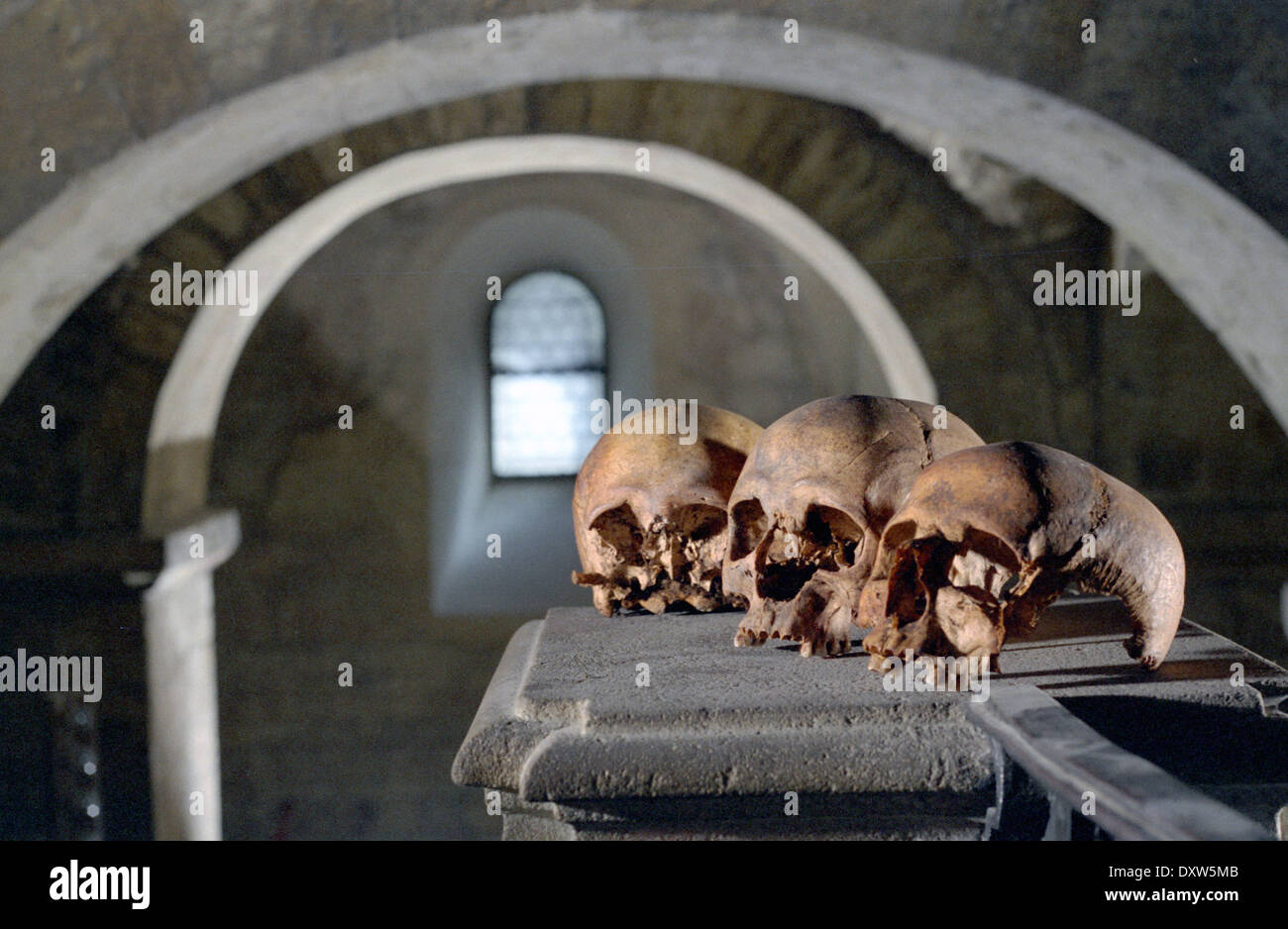 Basilique Saint-georges, Prague. Trois crânes, tombeau de Saint Ludmila Banque D'Images