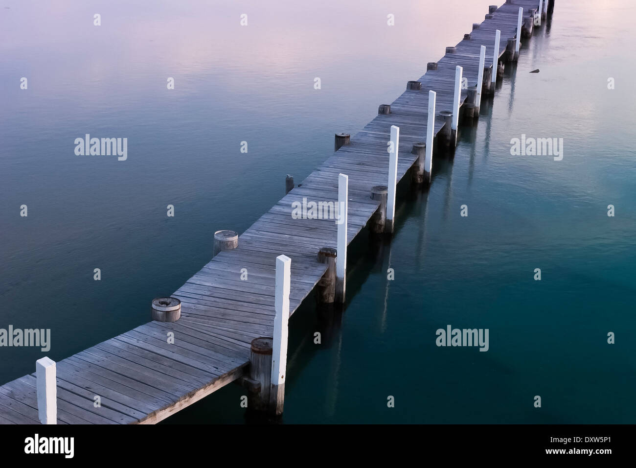 Photo prise à la verticale sur la jetée de bois Macleay river au crépuscule dans l'eau paisible l'Australie Banque D'Images