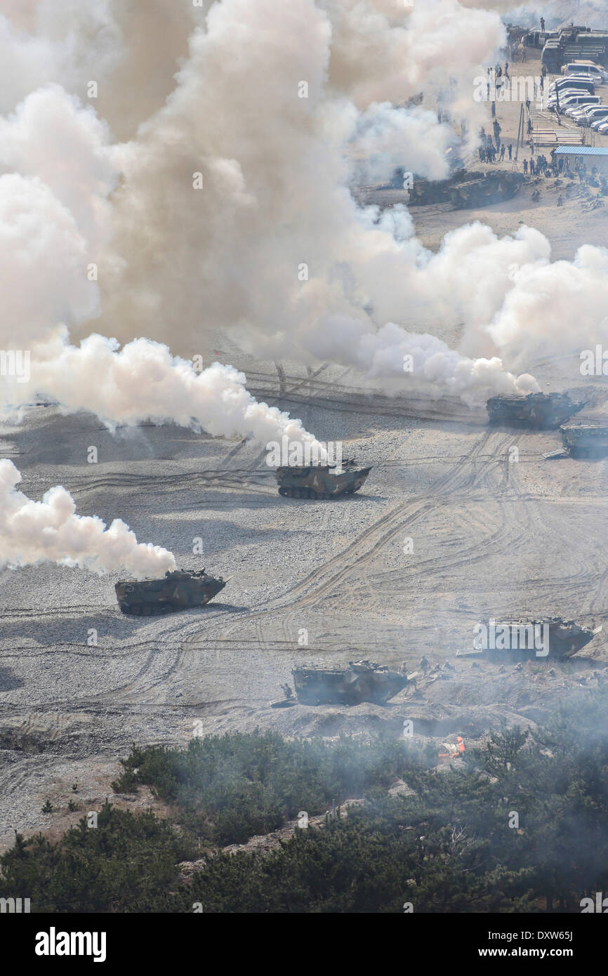 Les Marines de la Corée du Sud l'approche des véhicules d'assaut amphibie la plage pendant une simulation de partie d'assaut amphibie de l'exercice multinational interarmées Ssang Yong 31 mars 2014 dans Doksu-Ri, Pohang, Corée du Sud. Banque D'Images