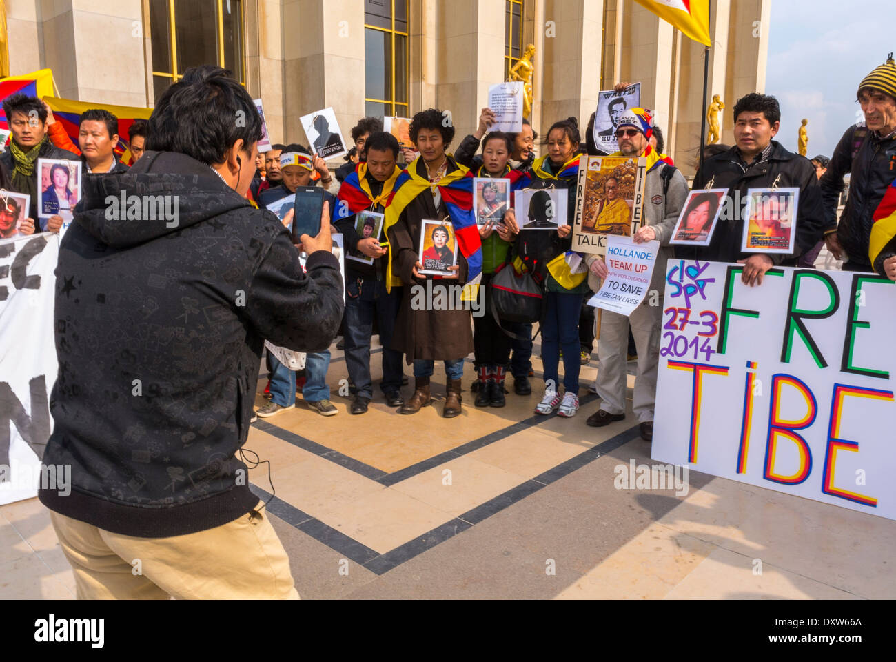 Les communautés ethniques tibétaines, taïwanaises de France et leurs amis ont appelé les citoyens français à se mobiliser lors de la visite du Président chinois à Paris, en tenant des panneaux de protestation et des photos des victimes, des hommes réfugiés Banque D'Images