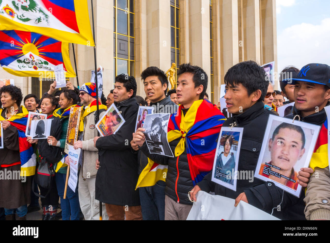 Paris, France. La Communauté tibétaine de France et ses amis ont appelé les citoyens français à mobiliser massivement et activement lors de la visite du Président chinois à Paris . Cette mobilisation citoyenne doit mettre en lumière la triste situation du Tibet dans l'arène publique et nous devrions saisir cette occasion pour rappeler au président chinois que la politique chinoise en vigueur au Tibet est un échec et contre la productivité . L'ancienne recette politique pour la pourriture et le bâton de voiture est un anachronisme quand le temps est la reconnaissance um-tuelle des peuples. Banque D'Images