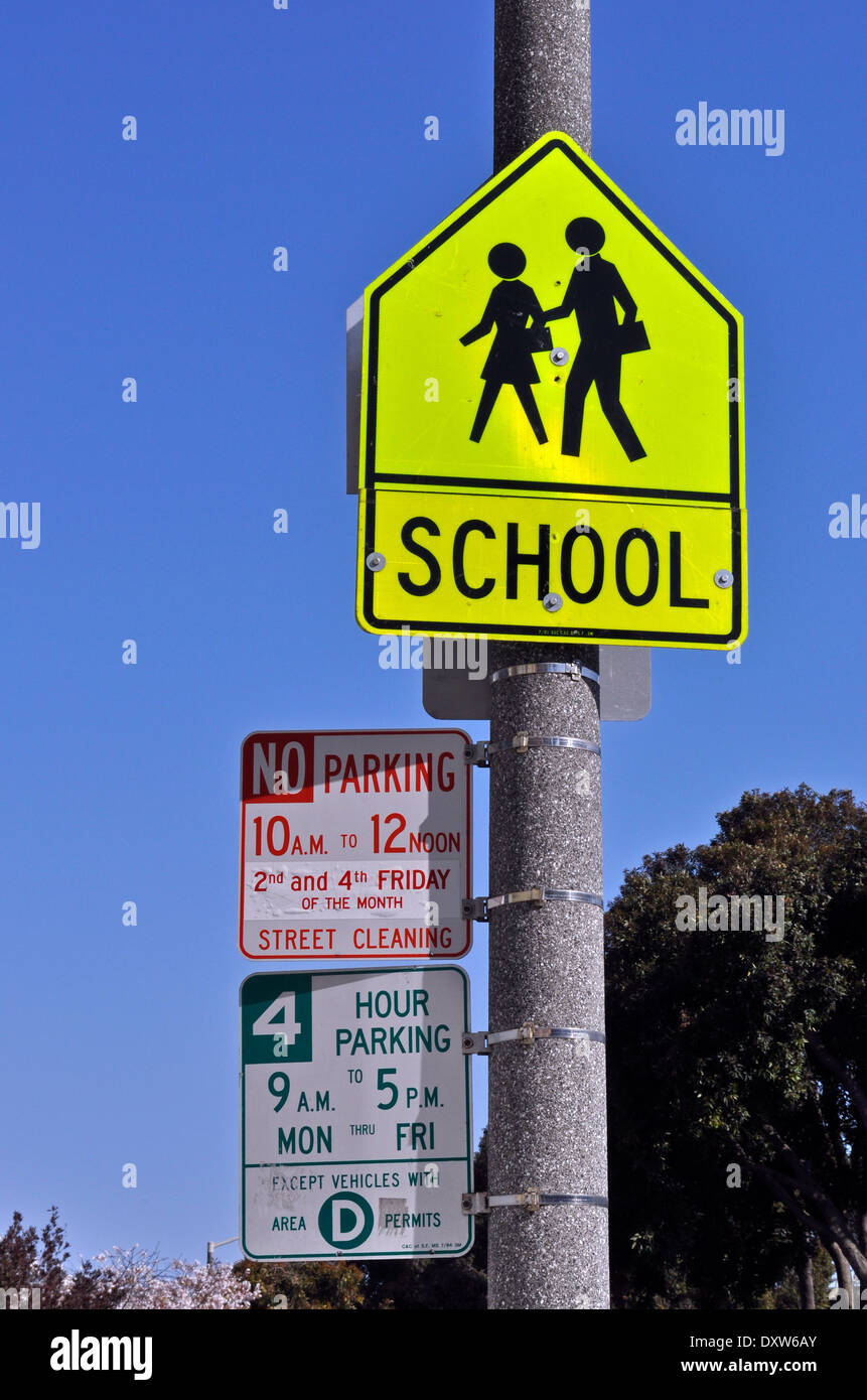 Parking gratuit et de l'école panneaux indicateurs de passage à niveau Banque D'Images