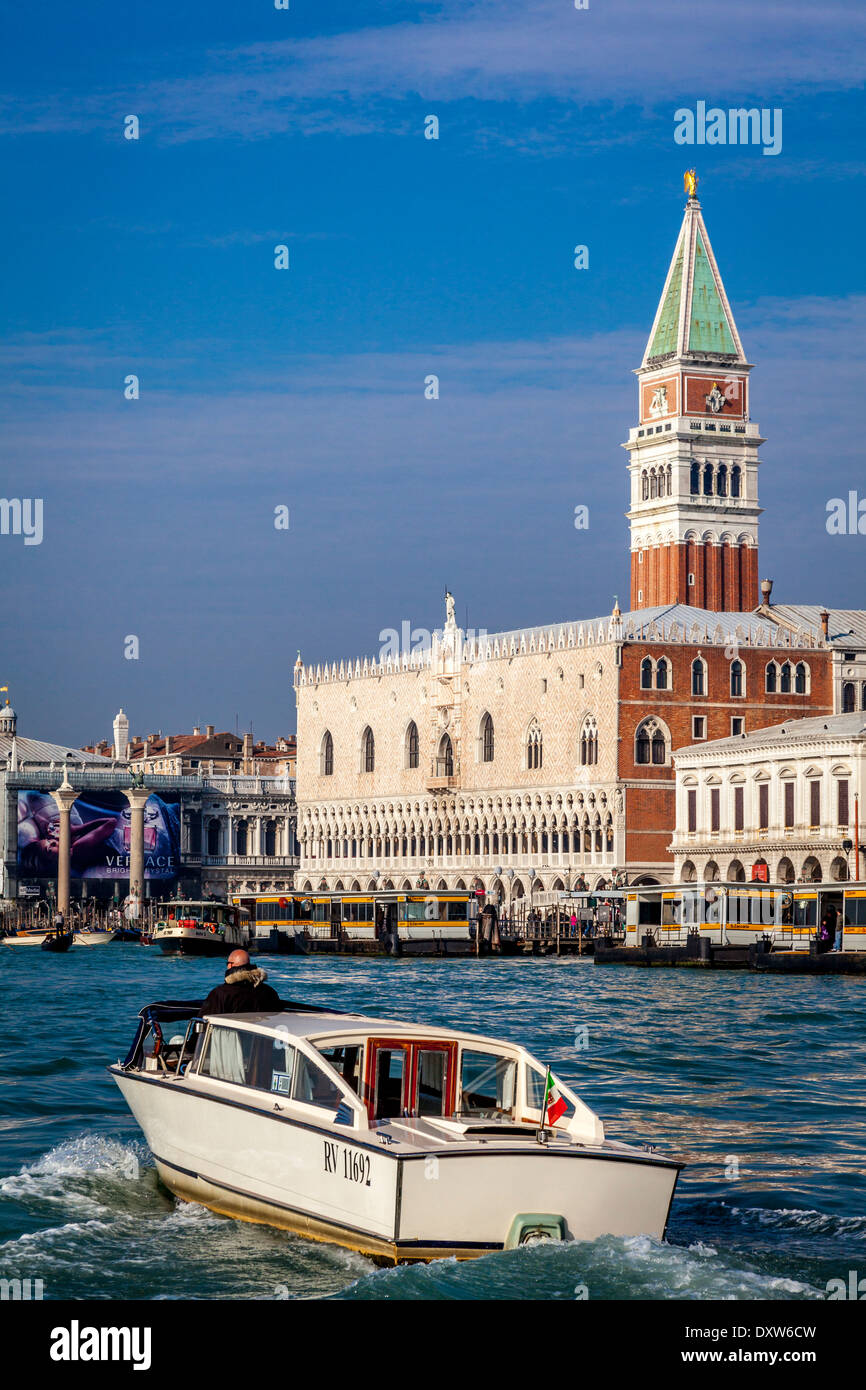 Un taxi d'eau vénitien sur la lagune avec la Place St Marc dans le contexte, Venise, Italie Banque D'Images