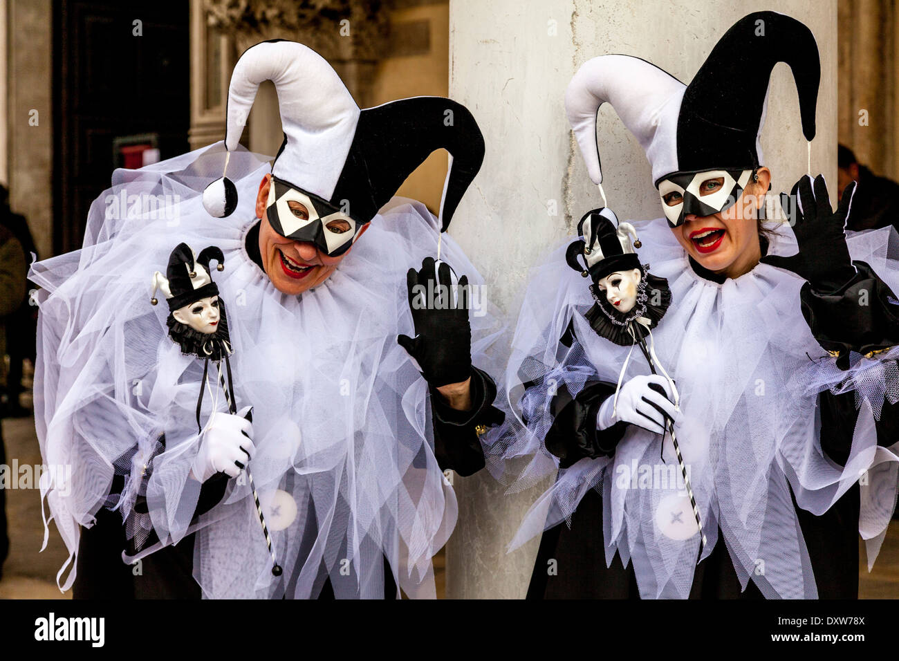 Un couple de Jester Costumes, Carnaval de Venise, Venise, Italie Photo  Stock - Alamy