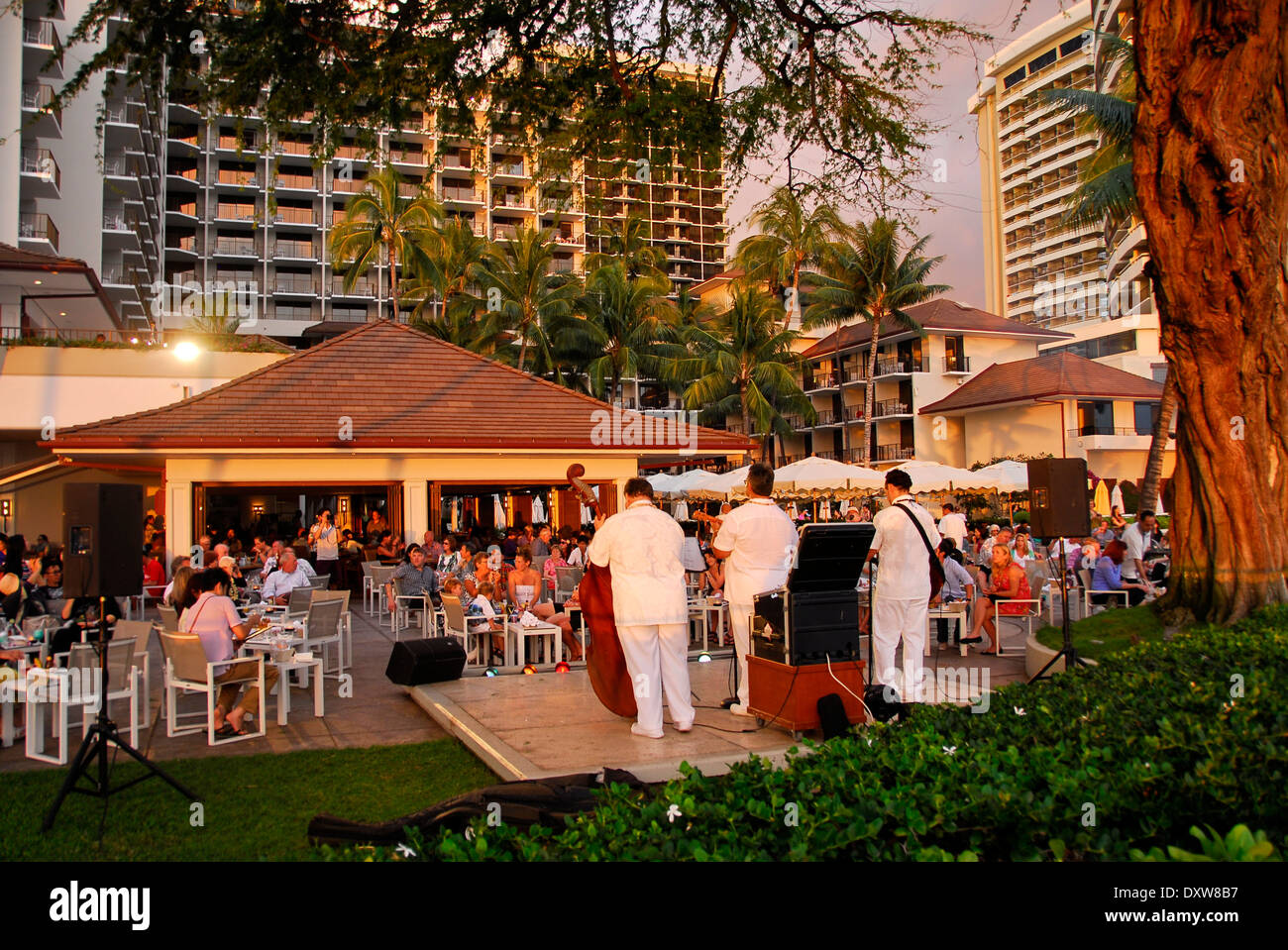 Band au coucher du soleil sur la plage de Waikiki à Honolulu, l'île d'Oahu, dans l'état de New York Banque D'Images