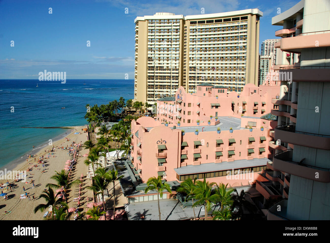 Palais Royal Hawaiian (rose) sur la plage de Waikiki à Honolulu, l'île d'Oahu, dans l'état de New York Banque D'Images