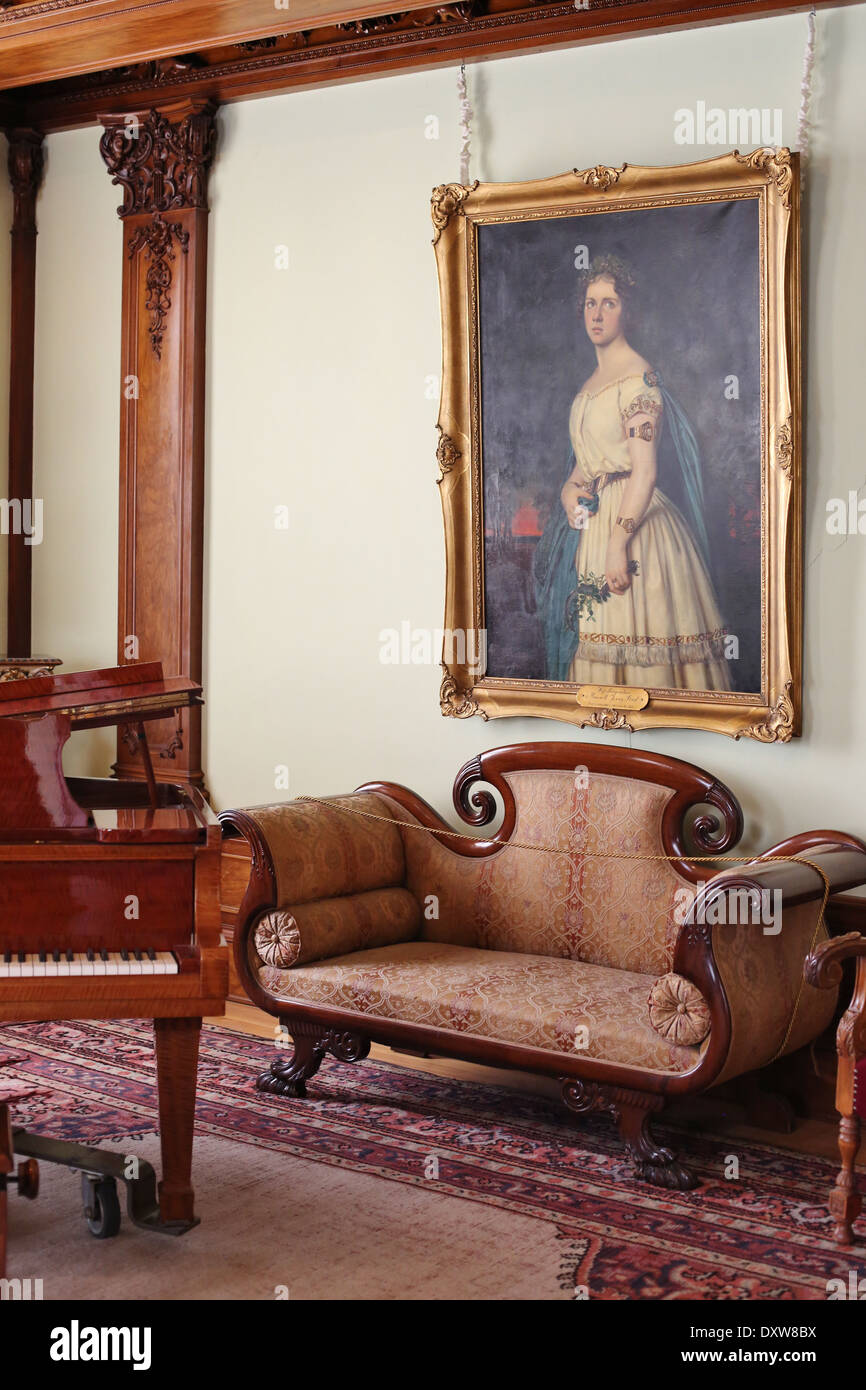 Un portrait accroché au-dessus d'une table dans l'hôtel particulier Turnblad à l'American Swedish Institute de Minneapolis, Minnesota. Banque D'Images