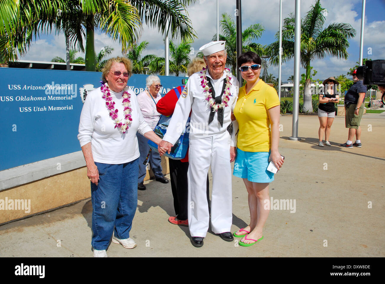 Les touristes prenant picyures avec un survivant de l'attaque de Pearl Harbor à Pearl Harbour National Park dans Oahu, dans l'état de New York Banque D'Images