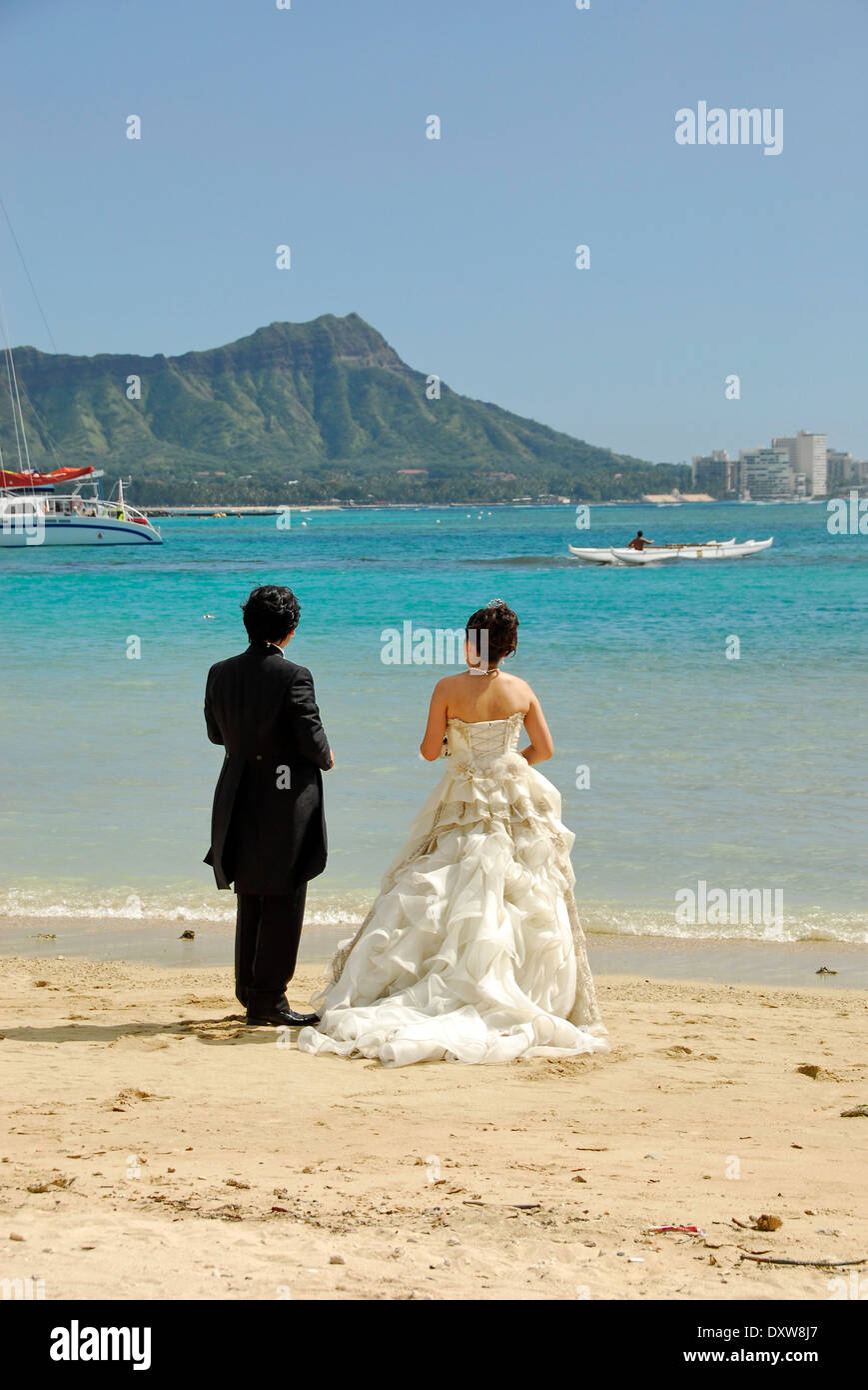 Bridal couple dans la plage de Waikiki à Honolulu, l'île d'Oahu, dans l'état de New York Banque D'Images