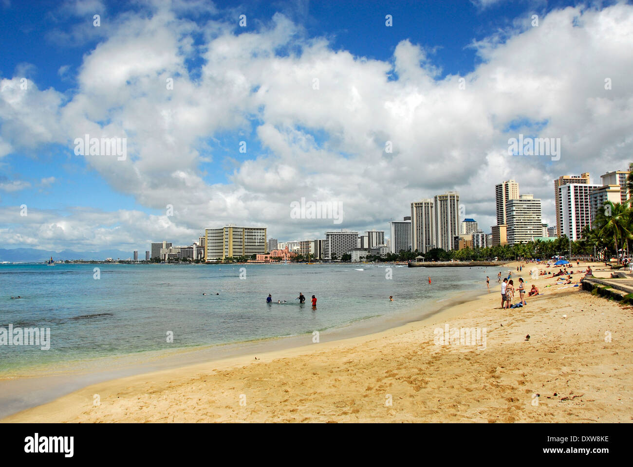 La plage de Waikiki à Honolulu, l'île d'Oahu, dans l'état de New York Banque D'Images