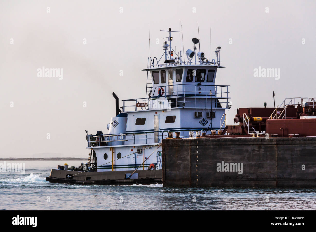 Barge et remorqueur au Port Aransas Harbour, Port Aransas, Texas. Banque D'Images