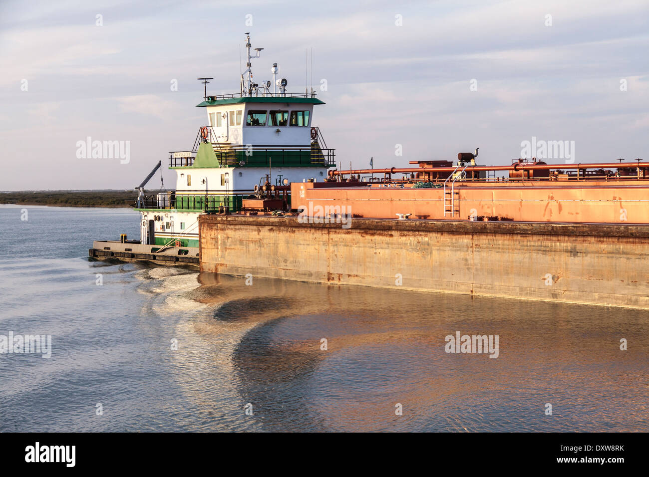 Barge et remorqueur de Aransas Bay près de Port Aransas, Texas. Banque D'Images