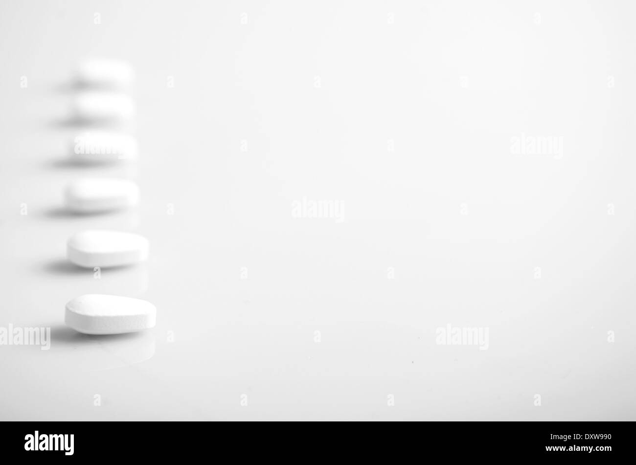 Pilules sur un fond blanc Banque D'Images