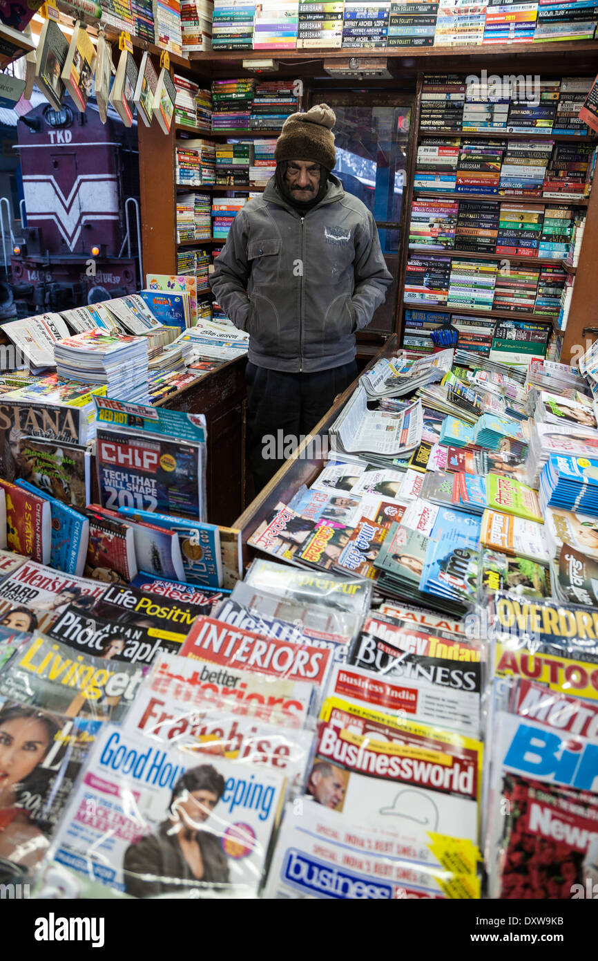 L'Inde, Dehradun. News Stand préposé à la gare de Dehradun sur un froid matin d'hiver. Banque D'Images