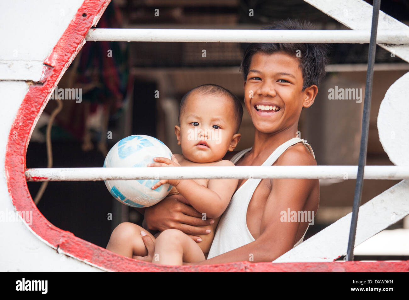 Les garçons birmans sur un ferry à Yangon, Myanmar Banque D'Images