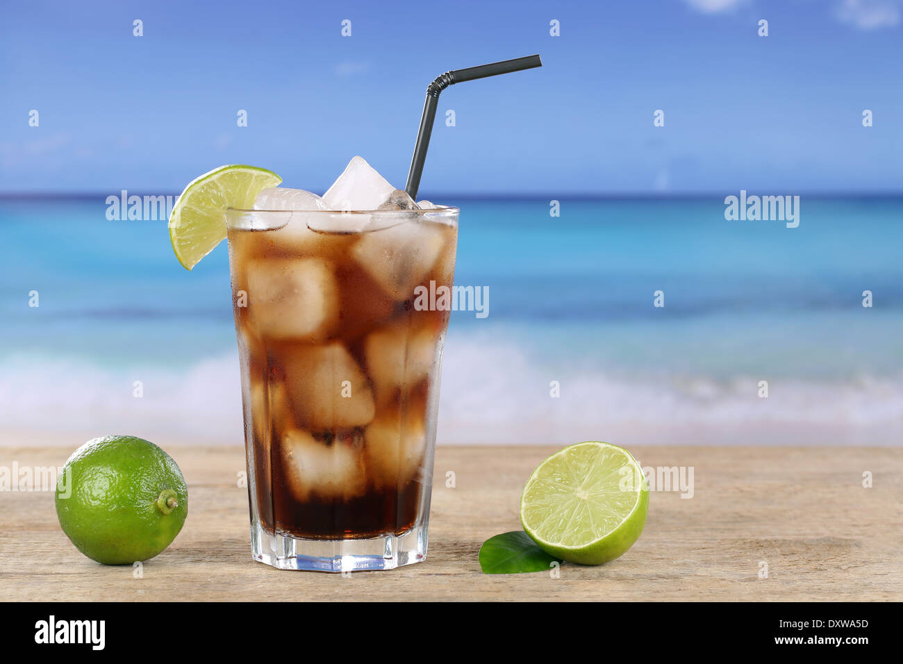 Cold Cola boire dans du verre, avec des cubes de glace sur la plage Banque D'Images