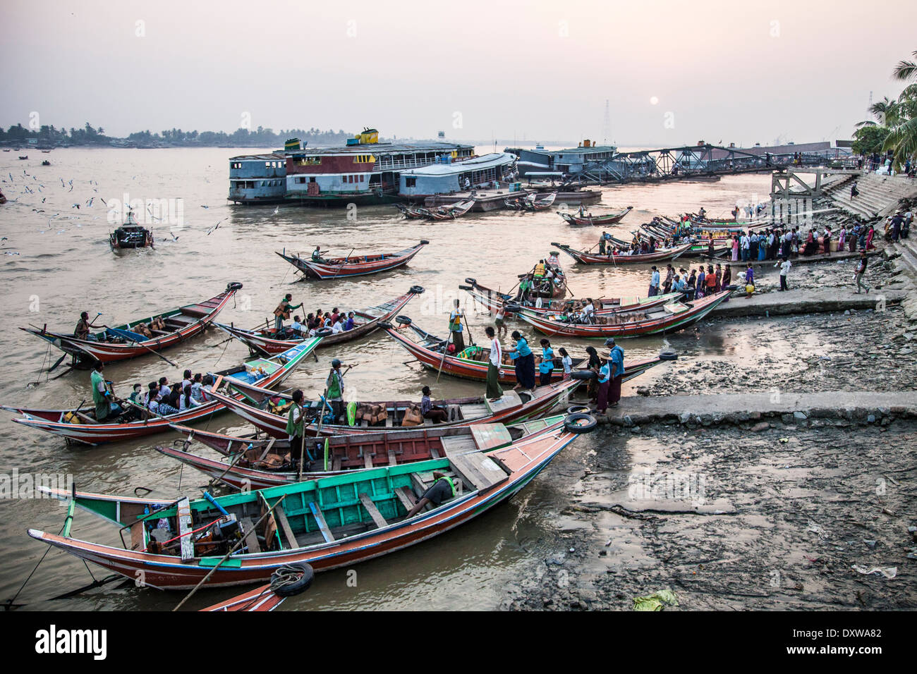 Les passagers d'bateaux à Yangon, Myanmar Banque D'Images