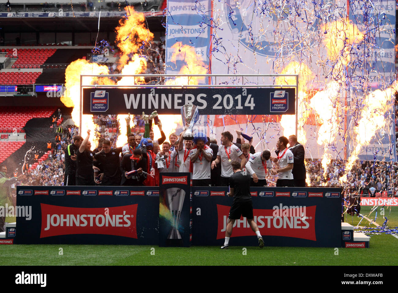 Wembley, Londres, Royaume-Uni. 30Th Mar, 2014. La finale du Trophée de peinture de Johnstone - Chesterfield v Peterborough United . Wembley, Londres, UK . 30.03.14 Peterborough United célébrer remportant le trophée. **Cette photo ne peut être utilisée pour un usage éditorial, l'objet de licences DataCo** Crédit : Paul Marriott/Alamy Live News Banque D'Images