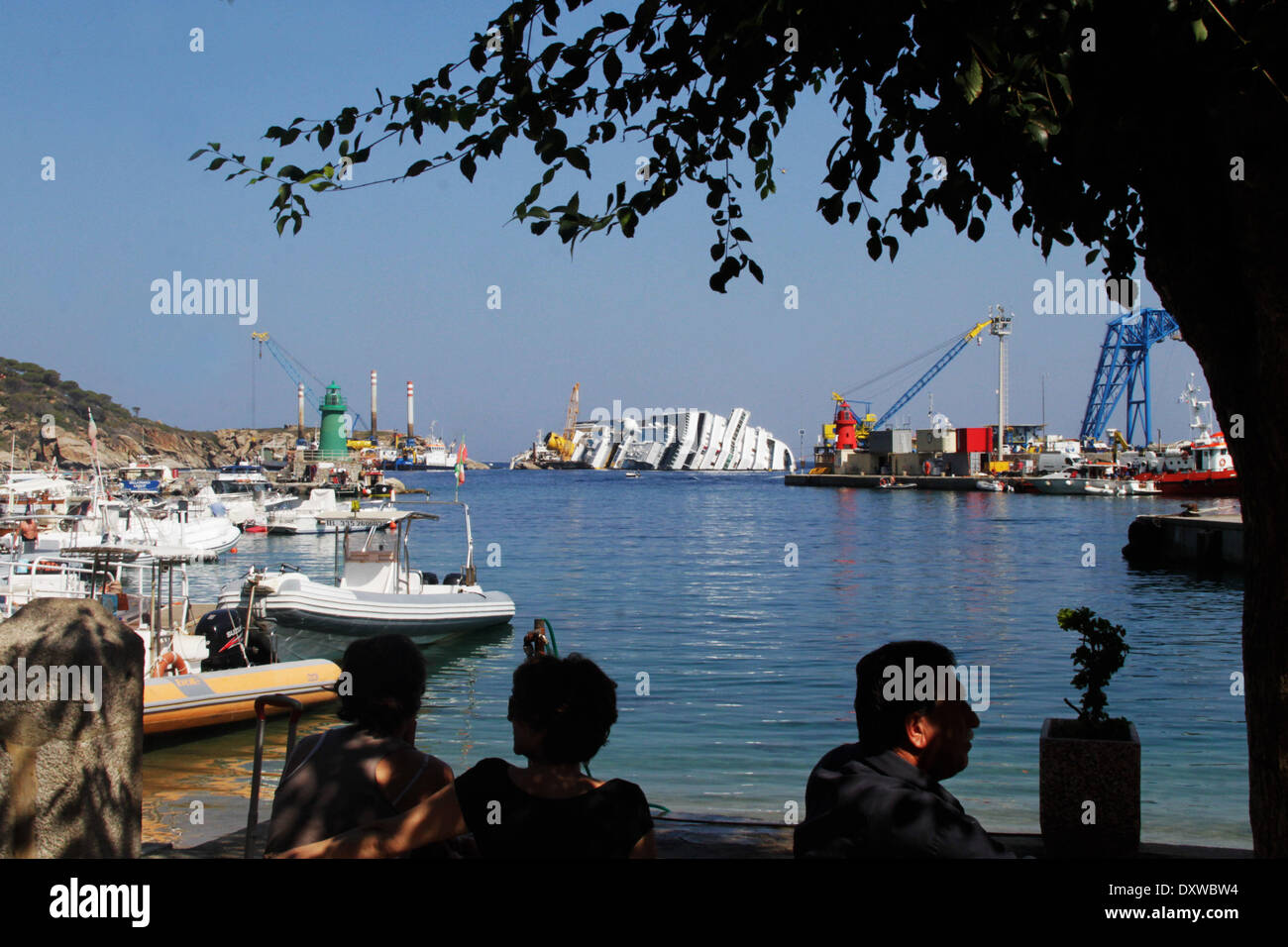 Vue générale de l'opération de sauvetage maritime à Mme Costa Concordia qui a frappé un rocher dans la mer Tyrrhénienne près de la côte est de l'Isola del Giglio en janvier 2012. Où : Giglio Italie Quand : 12 Oct 2012 Banque D'Images