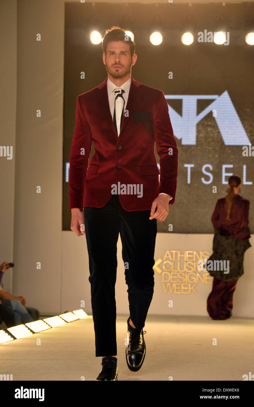 Athènes, Grèce Le 31 mars- Un modèle porte une création de la designer de mode grec Nikos Tselios durant la semaine Fashion Designers Xclusive d'Athènes à Athènes crédit : George/Panagakis Pacific Press/ Alamy Live News Banque D'Images