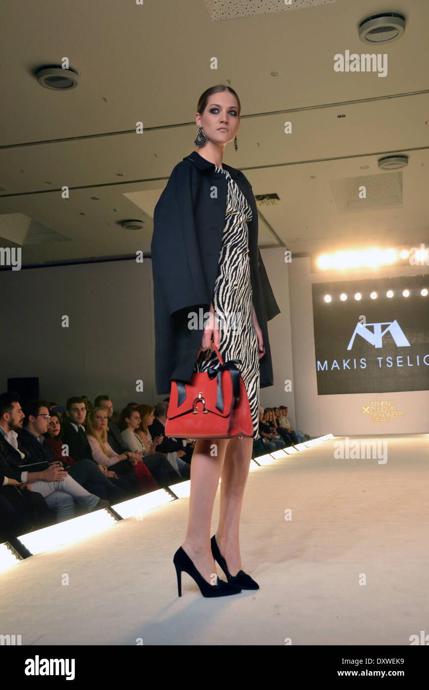 Athènes, Grèce Le 31 mars- Un modèle porte une création de la designer de mode grec Nikos Tselios durant la semaine Fashion Designers Xclusive d'Athènes à Athènes crédit : George/Panagakis Pacific Press/ Alamy Live News Banque D'Images