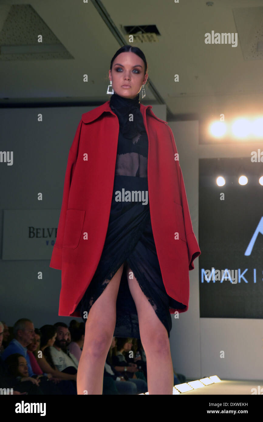 Athènes, Grèce Le 31 mars- Un modèle porte une création de la designer de mode grec Nikos Tselios durant la semaine Fashion Designers Xclusive d'Athènes à Athènes crédit : George/Panagakis Pacific Press/ Alamy Live News Banque D'Images