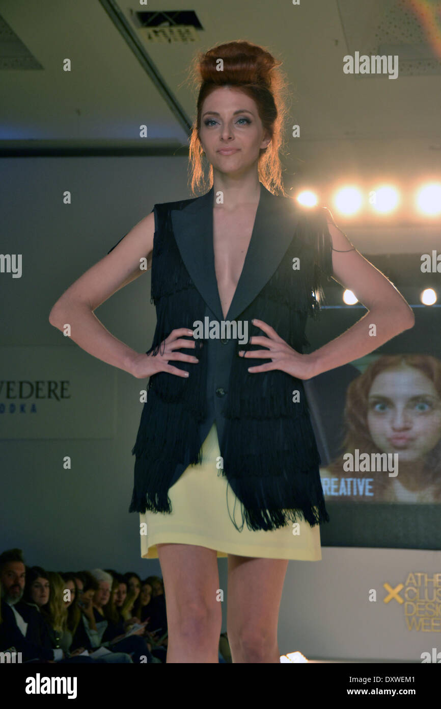 Athènes, Grèce Le 31 mars- Un modèle porte une création de la partie Fashion Designers Toni&Guy durant la semaine Athens Xclusive Designers fashion à Athènes crédit : George/Panagakis Pacific Press/Alamy Live News Banque D'Images