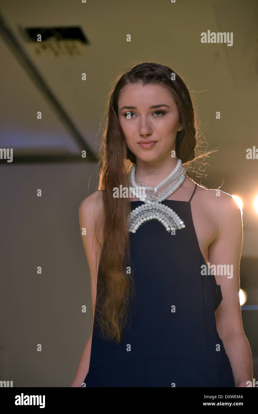 Athènes, Grèce Le 31 mars- Un modèle porte une création de la partie Fashion Designers Toni&Guy durant la semaine Athens Xclusive Designers fashion à Athènes crédit : George/Panagakis Pacific Press/Alamy Live News Banque D'Images