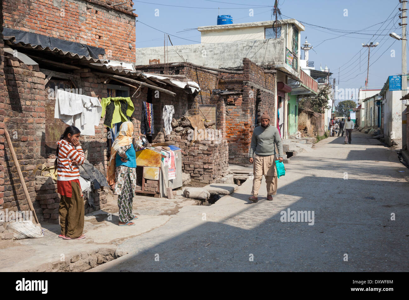 L'Inde, Dehradun. Scène de rue à la mi-journée dans Moronwala Village, une banlieue de Dehradun. Banque D'Images