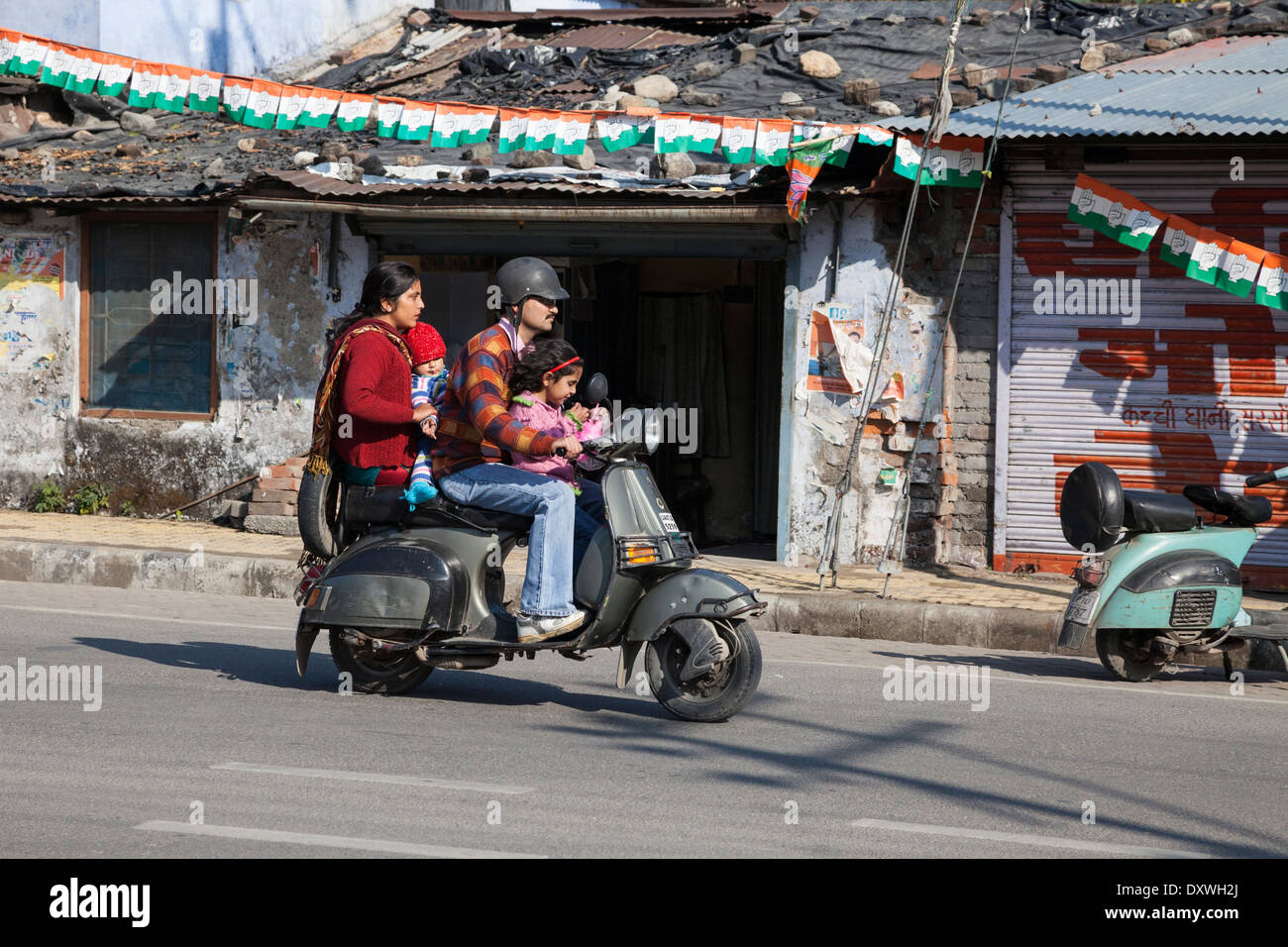 L'Inde, Dehradun. La famille sur une moto--casque pour l'homme, aucune pour le reste. Banque D'Images