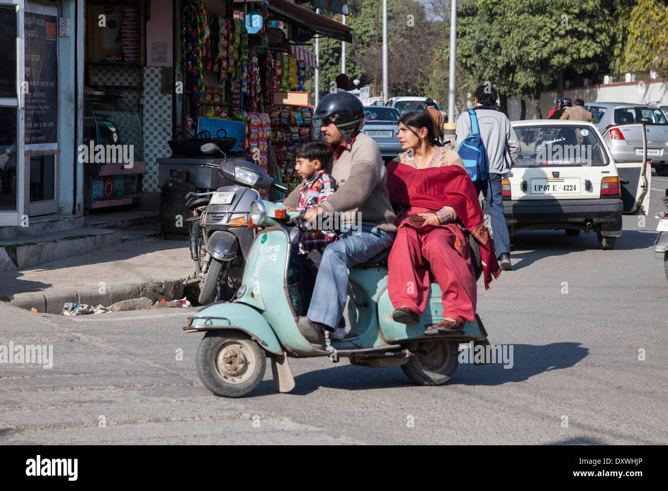 L'Inde, Dehradun. La famille sur une moto--casque pour l'homme, aucune pour la femme ou garçon. Banque D'Images
