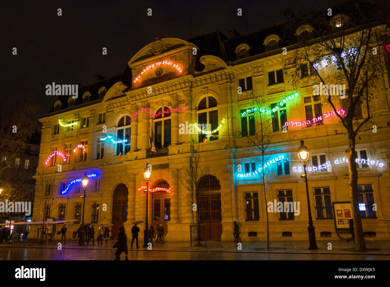 La Mairie du ivème arrondissement décoré avec des enseignes au néon en de nombreuses langues célébrer les différences, Paris, France Banque D'Images