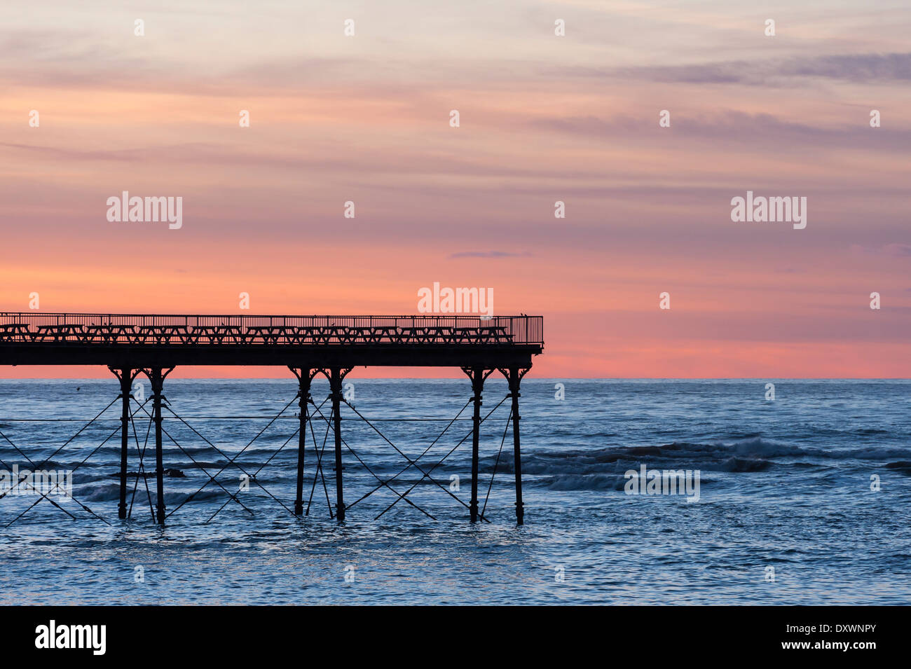 Aberystwyth, Pays de Galles, Royaume-Uni. Le Royal Pier at sunset Banque D'Images