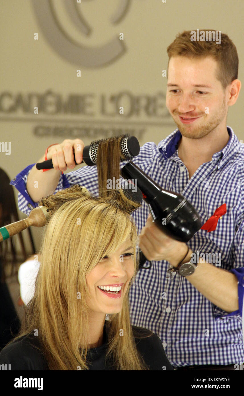Verena Wriedt und Friseur Enrico Farkas assister à 'Friseure der Welt gegen Aids' à Loreal Akademie Academy. Où : Berlin Berlin Allemagne Quand : 25 Nov 2012 Banque D'Images